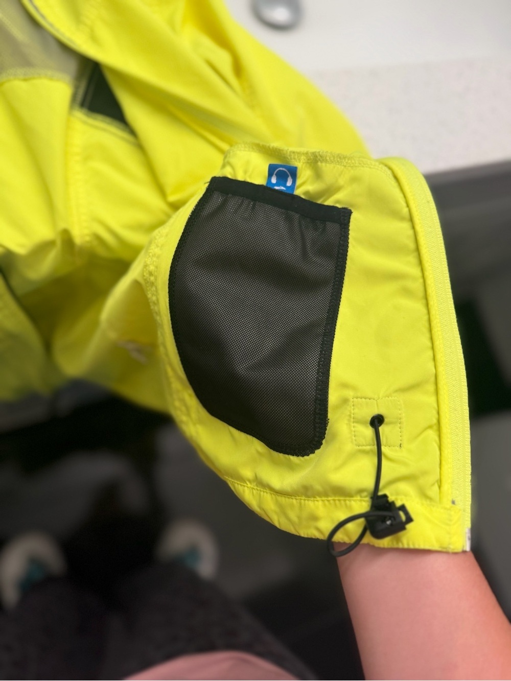 Brooks Neon Yellow and Black lightweight athletic jacket - Picture 5 of 6